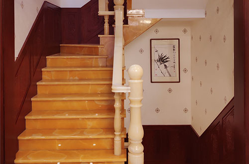 密山中式别墅室内汉白玉石楼梯的定制安装装饰效果